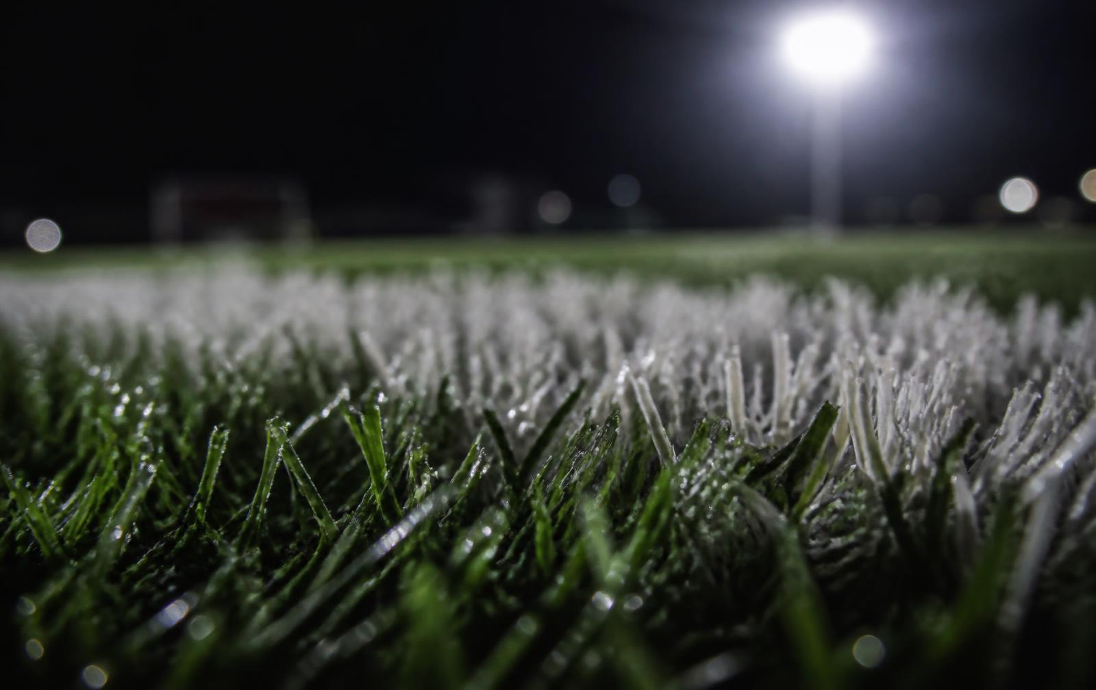 Detalhe da linha branca no gramado à noite